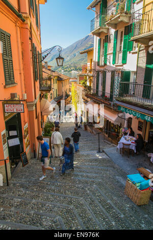 Steilen gepflasterten Straße in Bellagio, Comer See, Lombardei, Italien Stockfoto