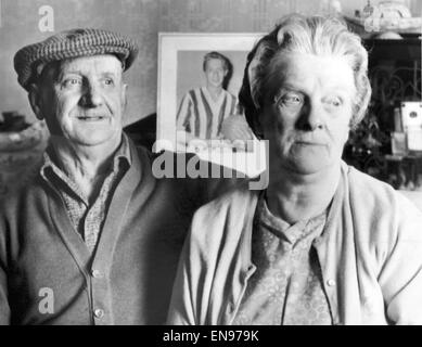 Eltern von Manchester United Fußballer Denis Law, Jocky und Ruby, zu Hause mit einem Foto ihres Sohnes dahinter. 28. Juni 1966. Stockfoto