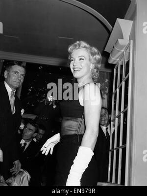 US-amerikanische Schauspielerin Marilyn Monroe im Savoy Hotel während ihres Besuchs in London auch zu ihrem neuesten Film "Der Prinz und die Tänzerin" starring Laurence Olivier (links). 15. Juli 1956. Stockfoto