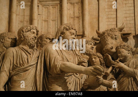 Erleichterung des Denkmals zu Ehren des göttlichen Marcus Aurelius (161-180 n. Chr.). Vor dem Tempel des Jupiter Capitolinus zu opfern. Stockfoto