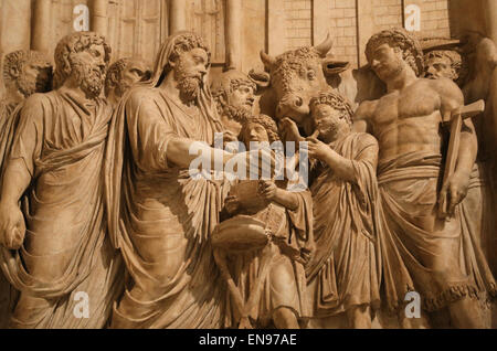 Erleichterung des Denkmals zu Ehren des göttlichen Marcus Aurelius (161-180 n. Chr.). Vor dem Tempel des Jupiter Capitolinus zu opfern. Stockfoto