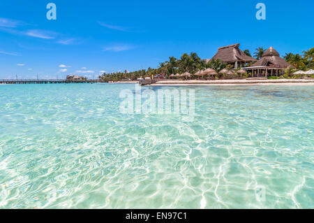 Isla Mujeres, Mexiko - 23. April 2014: Tagesansicht tropischen Meer und die Küste am berühmten Strand von Playa del Norte in Isla Mujeres Stockfoto