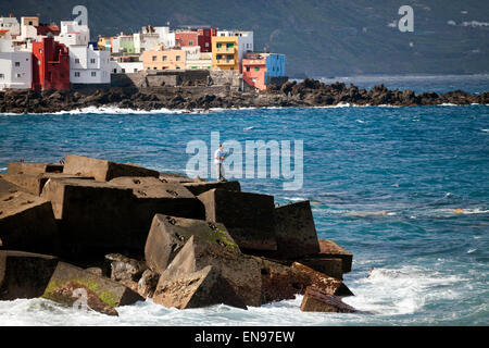 Mann Angeln an der Küste in Puerto De La Cruz, Teneriffa, Kanarische Inseln, Spanien, Europa Stockfoto