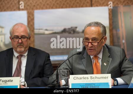 US demokratische Senator Chuck Schumer tritt FEMA Director Craig Fugate während einer Anhörung für Hurrikan Sandy Task Force 28. April 2015 in Washington, DC. Stockfoto