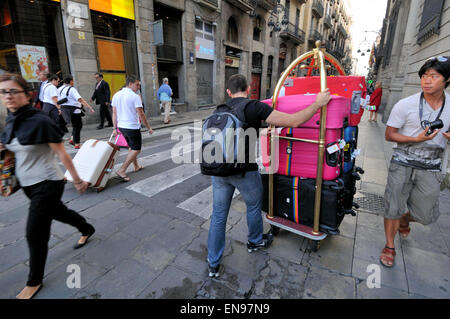 Mit Koffer in Jaume ich Straße, gotische Viertel in Barcelona Stockfoto