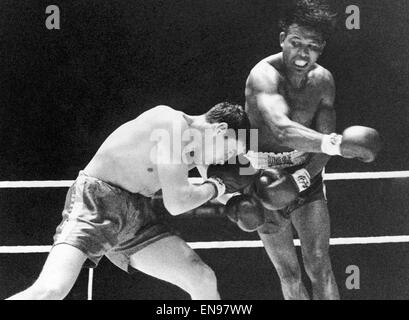 Boxkampf im Empire Pool, Wembley, London, Vereinigtes Königreich. Sugar Ray Robinson v. Terry Downes. Downes Enten unter ein rechtes-hander von Robinson. 25. September 1962. Stockfoto