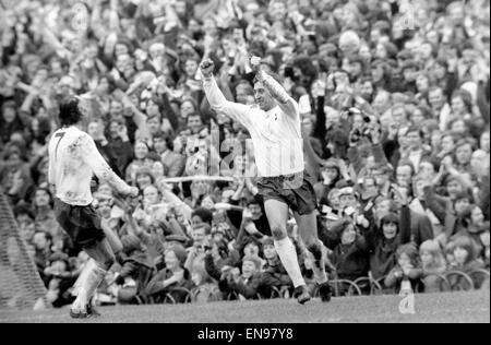 Englische League Division One Spiel in Highbury. Arsenal 1 V Tottenham Hotspur 1. Martin Chivers von Sporen feiert ein Ziel mit Alan Gilzean. 14. April 1973. Stockfoto