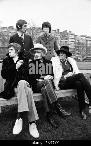 Die Rolling Stones im Green Park in London für eine Pressekonferenz vor der Abreise nach Amerika, wo sie sich befinden, an der Küste von Ed Sullivan erscheinen, im Bild-zu - Küste zeigen. Brian Jones, Bill Wyman, Keith Richards, Mick Jagger und Charlie Watts. 11. Jan Stockfoto