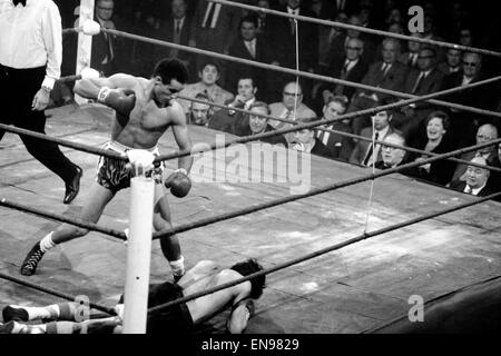 Eine zehn Runden im Weltergewicht Wettstreit. Jackie Turpin von Leamington Spa, Warwickshire und A1 Romano Welterweight Champion von New England USA. Unser Bild zeigt Romano nach unten auf die Leinwand. November 1971 71-10531-004 Stockfoto