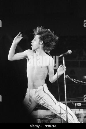 Die Rolling Stones Konzert in Hemisfair Plaza Arena & Convention Center, San Antonio, Texas. Mick Jagger auf der Bühne. 4. Juni 1975. Stockfoto