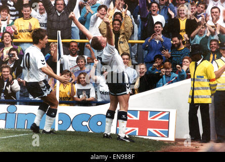 Englische League Division One Match an der White Hart Lane. Tottenham Hotspur 3 V Derby County 0. Paul Gascoigne feiert vor jubelnden Fans der Spurs, zusammen mit Teamkollege Gary Lineker, nachdem eines seiner Ziele-Hattrick erzielte. 8. September 1990. Stockfoto