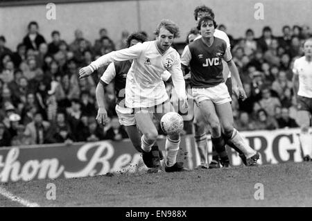 Englische League Division One Match an der White Hart Lane. Tottenham Hotspur 5 V Arsenal 0. Steve Archibald der Sporen auf den ball. 4. April 1983. Stockfoto