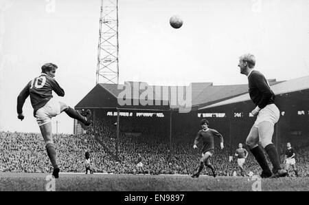 Englische League Division One Spiel im old Trafford. Manchester United 1 V Arsenal 0. Denis Law (links) und Ian Ure in einer Überschrift Duell gewann schließlich per Gesetz. 7. Oktober 1967. Stockfoto