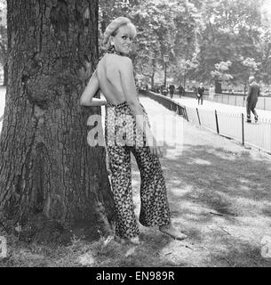 Ann Nightingale im Alter von 25, blond und barfuß gesehen hier trägt eine Katze Anzug in Marine und Cerise im St. James Park. Nachtigall wird auf BBC 1 "Juke Box Jury" erscheinen und ist Partner in zwei Boutiquen in Brighton. 15. Juni 1966 Stockfoto