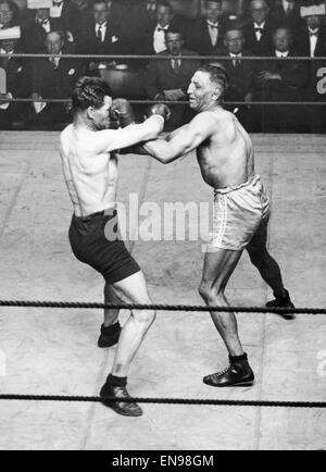 Boxen in Holland Park Rink, Kensington, London, Vereinigtes Königreich. Gipsy Daniels v.Tom Beere. 25. April 1927. Stockfoto