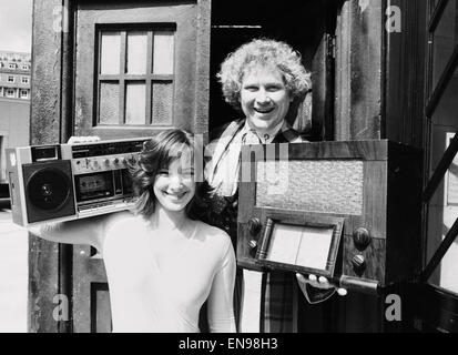 Schauspieler Colin Baker, der spielt Doctor Who in der BBC-Science Fiction-Programm, fotografiert mit seiner Assistentin Nicola Bryant, Perpugilliam "Peri" Brown vor der Tardis außerhalb der BBC Broadcasting House spielt. Sie waren bei der BBC auf Radi angezeigt werden Stockfoto