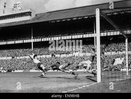 Englische League Division One Match an der White Hart Lane. Tottenham Hotspur 0 V Chelsea 1. Chelsea Goalkeeeper Peter Bonetti Dibves am Fuße der Spurs leiten Bobby Smith, wie John Sillett sieht auf der Torlinie zu verteidigen. 18. April 1960. Stockfoto