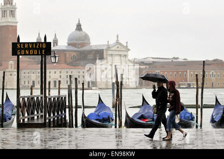 Menschen mit Regenschirm an einem regnerischen Tag auf Riva Degli Schiavoni, Venedig, Veneto, Italien Stockfoto