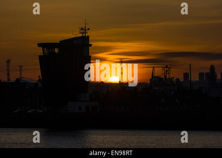 Sonnenuntergang hinter der Marine Kontrollturm in Aberdeen. Stockfoto