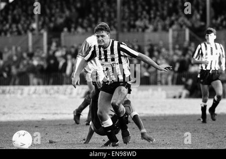 Englische League Division One Match bei Plough Lane. Wimbledon 0 V Newcastle United 0. Newcastles Paul Gascoigne für den Ball durch John Fashanu in Frage gestellt. 6. Februar 1988. Stockfoto