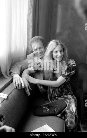 Einer Pressekonferenz fand heute im Dorchester Hotel in London, in dem Barbara Streisand und James Caan, die Stars des Royal Performance Films "Funny Lady" anwesend waren. 16. März 1975. Stockfoto