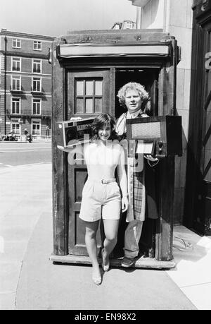 Schauspieler Colin Baker, der spielt Doctor Who in der BBC-Science Fiction-Programm, fotografiert mit seiner Assistentin Nicola Bryant, Perpugilliam "Peri" Brown vor der Tardis außerhalb der BBC Broadcasting House spielt. Sie waren bei der BBC auf Radi angezeigt werden Stockfoto