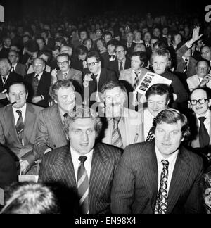 Boxen bei Wembley Empire Pool Schwergewichtsboxer Joe Bugner gesehen hier in der Menge im Wembley-Stadion für die John Conteh vs. Lonnie Benwett Kampf 11. März 1975 Stockfoto