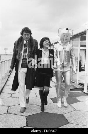 Fototermin, neuen Arzt, Schauspieler Tom Baker - 4. Arzt - im Bild mit Assistentin Sarah Jane Smith gespielt von der Schauspielerin Elisabeth Sladen, 15. Februar 1974 einzuführen. Stockfoto