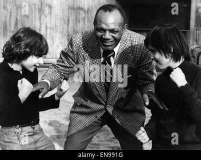 Sheriff Joe Moseys in. Der Sheriff von Camden, New Jersey, hat die Stadt getroffen. Mal war wenn er Schwergewichts-Boxer, schlug der Gesetz-Offizier Ex-Weltmeister Jersey Joe Walcott ist. Joe, jetzt 59, werden im Wembley-Stadion am Dienstag bei seinen Mittelgewichts-Schützling Dav Stockfoto