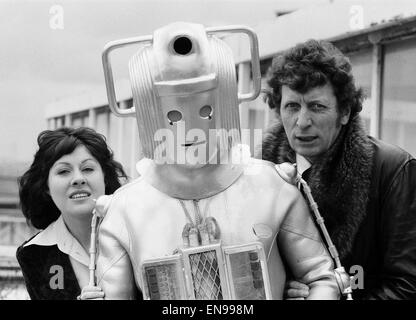 Fototermin, neuen Arzt, Schauspieler Tom Baker - 4. Arzt - im Bild mit Assistentin Sarah Jane Smith gespielt von der Schauspielerin Elisabeth Sladen, 15. Februar 1974 einzuführen. Stockfoto