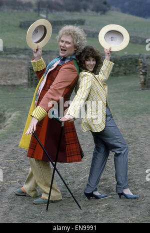 Schauspieler Colin Baker, der Doctor Who in der BBC-Science-Fiction-Programm spielt, fotografiert mit seiner Assistentin Nicola Bryant, Perpugilliam "Peri" Brown spielt während der Dreharbeiten am Butser Ancient Farm Project, Butser Hill, Hampshire für die Geschichte der Mysteri Stockfoto