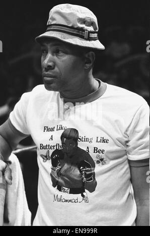 Je Patient Adjutanten und Zeitnehmer, Muhammad Ali, Walter "Blut" Youngblood, schaut zu, wie Ali trainiert für seinen Kampf gegen britische Schwergewichts-Champion Joe Bugner in einem Las Vegas 12. Februar 1973 Stockfoto