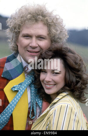 Schauspieler Colin Baker, der Doctor Who in der BBC-Science-Fiction-Programm spielt, fotografiert mit seiner Assistentin Nicola Bryant, Perpugilliam "Peri" Brown spielt während der Dreharbeiten am Butser Ancient Farm Project, Butser Hill, Hampshire für die Geschichte der Mysteri Stockfoto