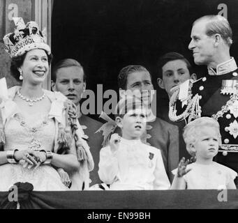 Königsfamilie auf Balkon am Buckingham Palace, London, nach der Krönung, 2. Juni 1953 abgebildet. Stockfoto