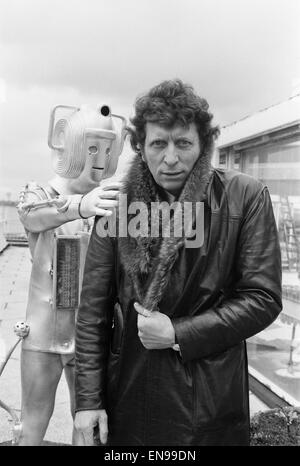 Photocall zu neuen Arzt, Schauspieler Tom Baker - 4. Arzt - im Bild mit einem deute, 15. Februar 1974 einzuführen. Stockfoto