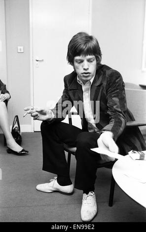 Die Rolling Stones. Mick Jagger Gespräche mit der Presse während einer Pause bei den Proben auf der Eamonn Andrews TV Show 5. Februar 1967 Stockfoto