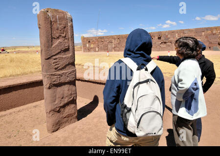 Ruinen von Tiwanaku, (Spanisch: Tiahuanaco und Tiahuanacu), wichtige präkolumbische archäologische Stätte im westlichen Bolivien. Stockfoto