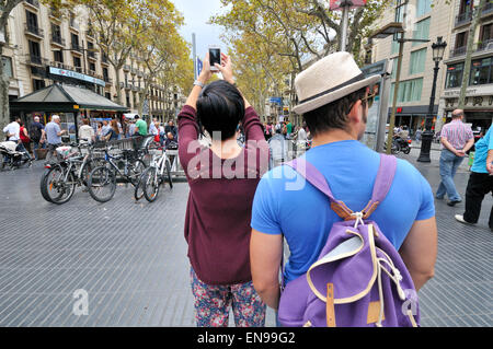 Mädchen, die Fotos von La Rambla. Ciutat Vella Bezirk. Barcelona. Katalonien. Spanien. Stockfoto