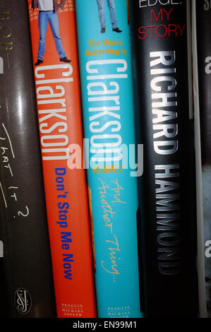 Eine Auswahl von prominenten Autobiographien auf darunter Bücher von Piers Morgan und Jeremy Clarkson im Display in ein Welsh B & B. Stockfoto