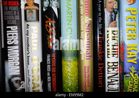 Eine Auswahl von prominenten Autobiographien auf darunter Bücher von Piers Morgan und Jeremy Clarkson im Display in ein Welsh B & B. Stockfoto