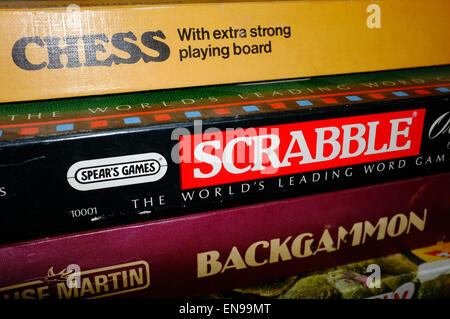 Ein Haufen Boardgames Boxen einschließlich Scrabble, Schach und Backgammon in einem Welsh B & B. Stockfoto