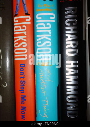 Eine Auswahl von prominenten Autobiographien auf darunter Bücher von Piers Morgan und Jeremy Clarkson im Display in ein Welsh B & B. Stockfoto