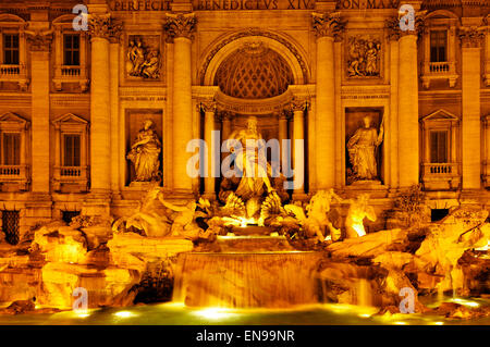 Ansicht der Fontana di Trevi in Rom bei Nacht beleuchtet Stockfoto