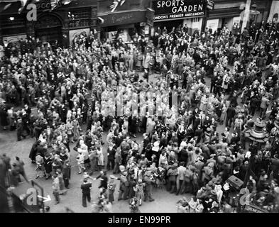 VE Day Feierlichkeiten in London am Ende des zweiten Weltkriegs. Riesige Menschenmengen versammelten sich um Piccadilly Circus während der Feierlichkeiten. 8. Mai 1945. Stockfoto