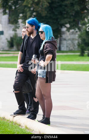 Paar mit blauen Haaren im Hof des Königsschloss Wawel, Krakau, Polen im September Stockfoto