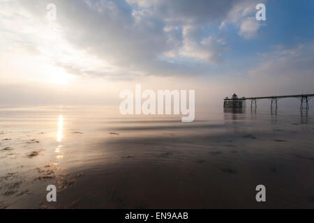 Clevedon Pier bei Sonnenuntergang. Stockfoto