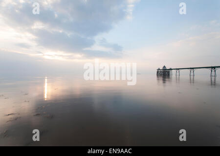 Clevedon Pier bei Sonnenuntergang. Stockfoto