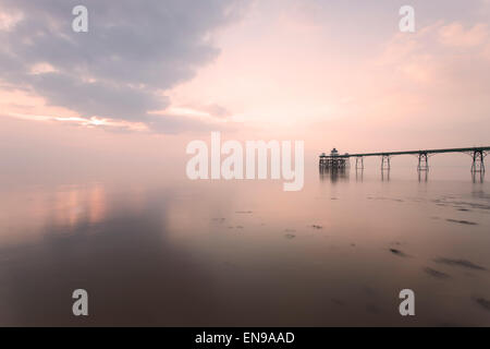 Clevedon Pier bei Sonnenuntergang. Stockfoto