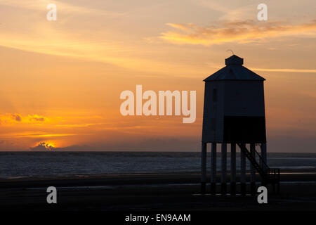 Ein Sonnenuntergang Blick auf den Leuchtturm am Burnham am Meer. Stockfoto