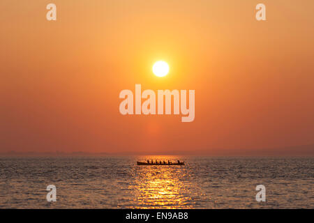 Clevedon Pilot Gig Club bei Sonnenuntergang in den Bristolkanal. Stockfoto